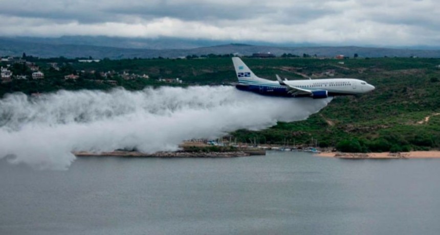 Un avión realizó vuelo rasante sobre el lago San Roque en Córdoba