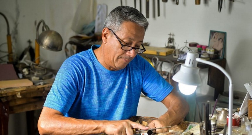 Quintela pidió que el Bastón de Mando lleve la frase “Con el oído en el Pueblo”