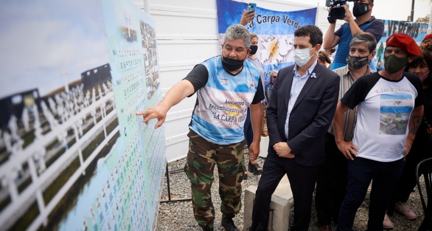 De Pedro participó del acto por los 200 años del primer izamiento de la bandera argentina en las Islas Malvinas