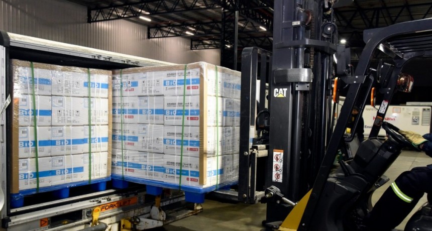 Arribaron al país 870.000 vacunas Sinopharm y el miércoles llegarán otras 800.000 dosis