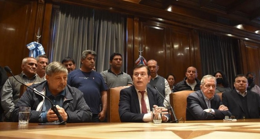 Santiago del Estero: Zamora anunció un bono de $200 mil y un aumento salarial del 95% para los estatales