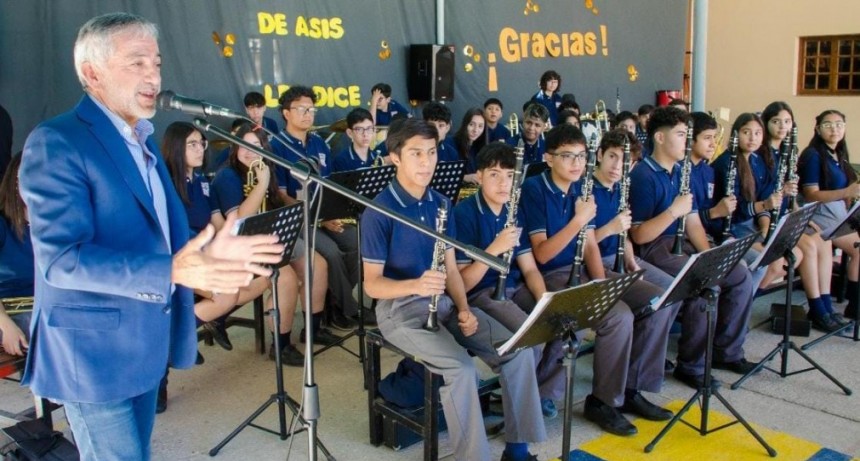 Entregan instrumentos a la Banda de Música de la Escuela 