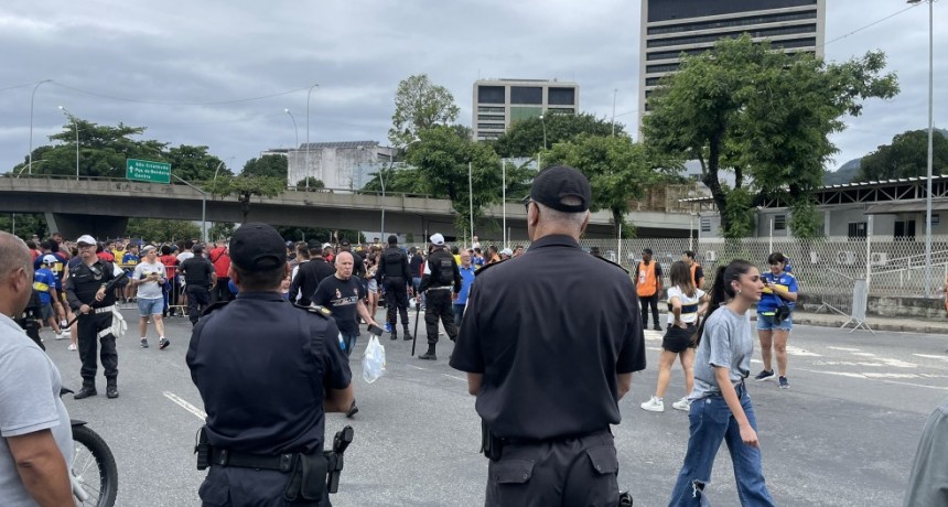 La policía reprimió a los hinchas de Boca con gases lacrimógenos en los ingresos al Maracaná