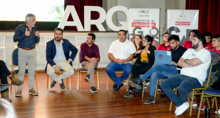 Armando Molina dialogó con estudiantes y profesionales de arquitectura para interiorizarse sobre 
