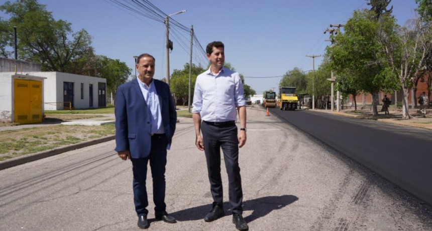 Quintela y Wado De Pedro recorrieron obra de asfaltado de calles en el Parque Industrial