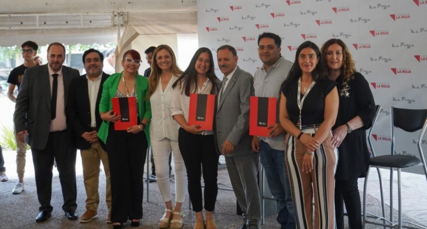 Quintela entregó 234 decretos de pase a planta de personal de salud