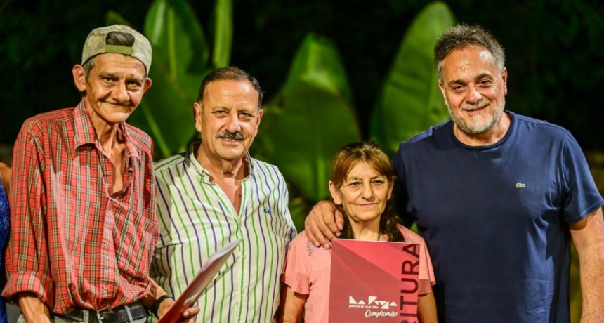  Quintela participó de la entrega de escrituras a vecinos y vecinas de la Capital