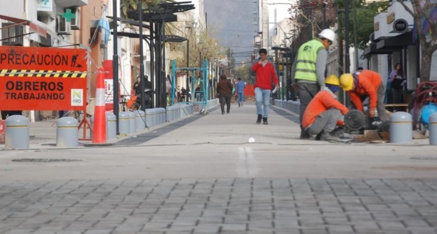 Comienzan las tareas de asfaltado en calle 8 de Diciembre