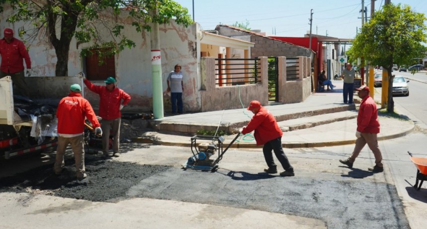 Municipio continúa con el bacheo en el Bº San Martín
