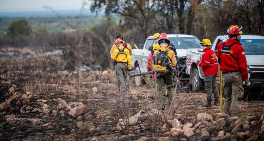 Defensa Civil pide a la comunidad no acercarse a la zona de los incendios