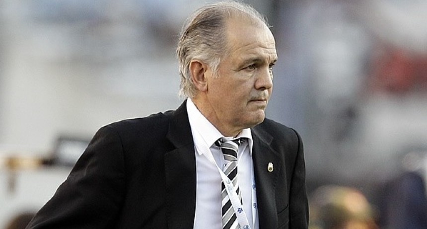 Sabella continúa internado con 