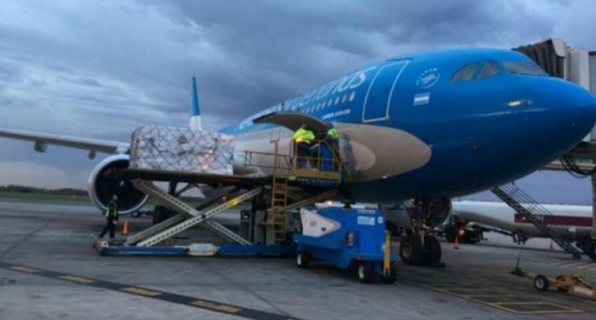 Un vuelo de Aerolíneas Argentinas parte esta tarde a Rusia a buscar las primeras dosis de las vacunas