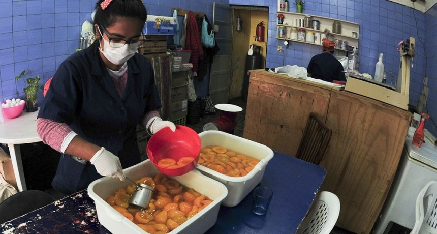 El Gobierno paga hoy el bono a trabajadores de comedores y merenderos populares