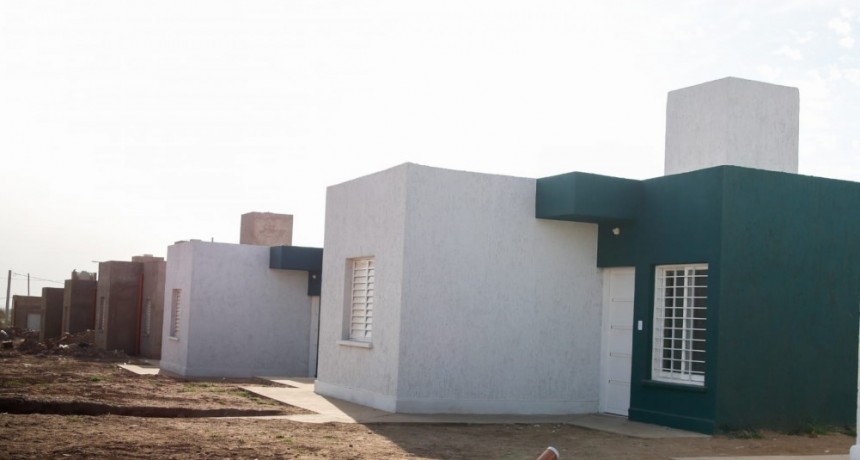 Quintela y Ferraresi recorrieron obras de viviendas en Capital 
