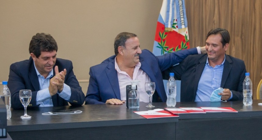 El gobernador encabezó la apertura de sobres de licitación de la obra hídrica en el departamento San Blas de los Sauces 