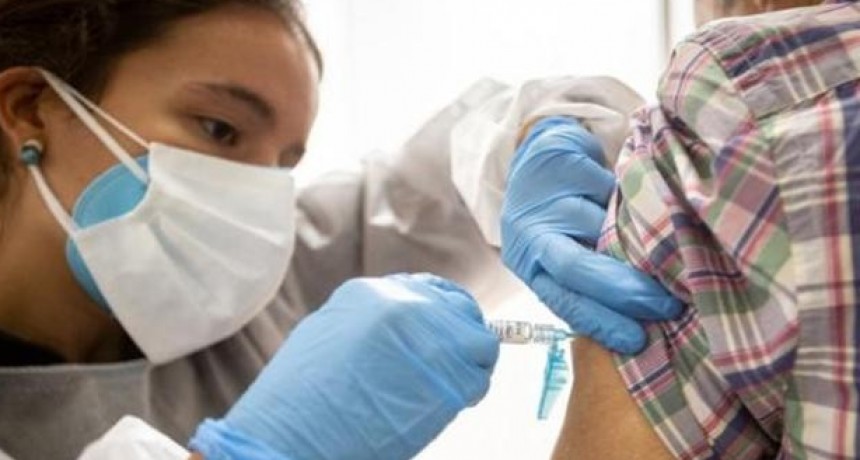 La Rioja comienza a vacunar a mayores de 60 años y al personal de salud que hayan cumplido 4 meses de la segunda dosis