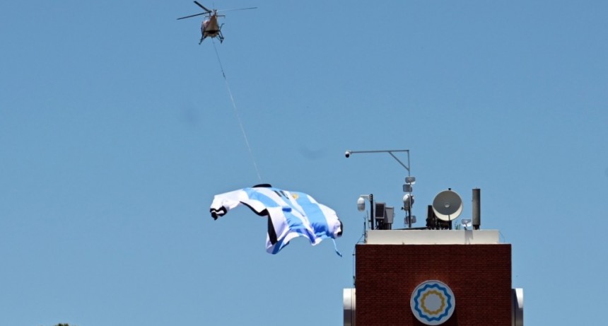 La camiseta de Messi más grande del mundo flameó en el cielo de Rosario