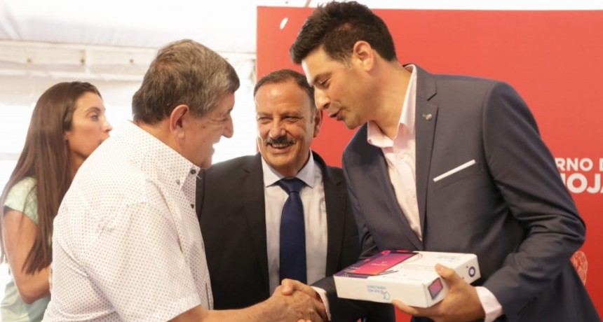 Quintela entregó 1.800 tablets a estudiantes, jubilados y clubes de toda la Provincia