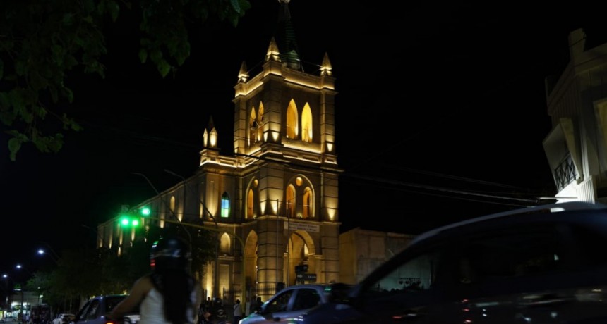   Quintela inauguró la obra de iluminación en la Iglesia de La Merced
