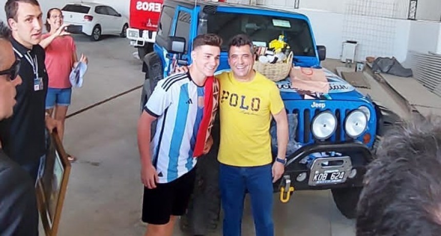 Julián Álvarez recibió obsequios de La Rioja