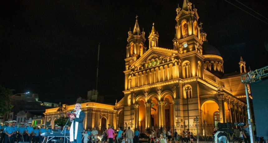 Imponente fachada de la iglesia Catedral que ahora cuenta con iluminación