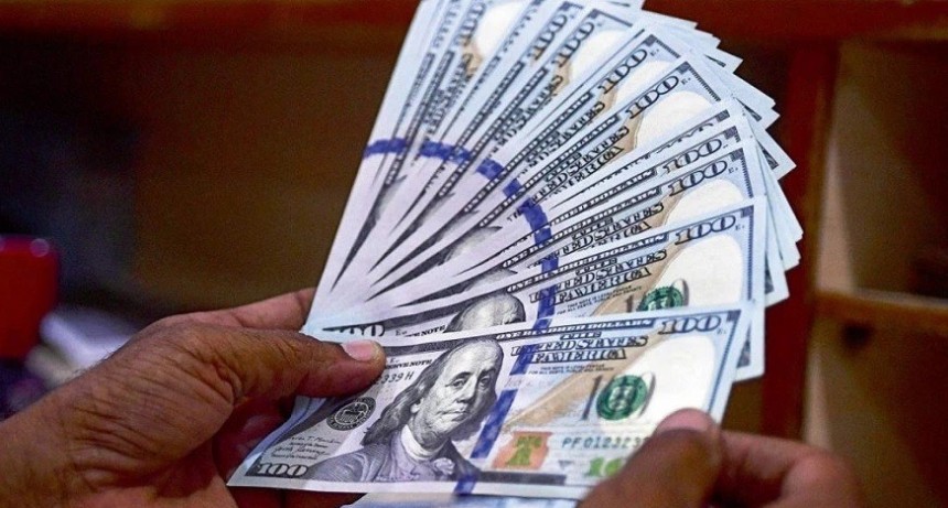Subió el dólar blue y casi llega a los 340 pesos