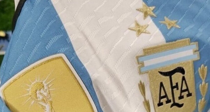 La camiseta argentina con las tres estrellas sale a la venta este lunes en Argentina