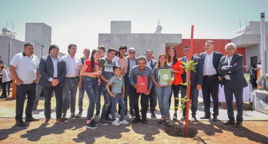 Quintela realizó anuncios y entregó viviendas en el Dpto San Martin