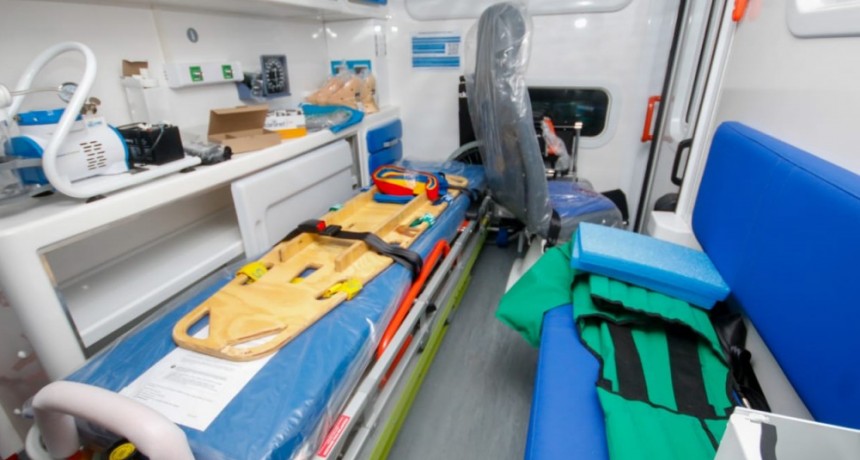 Quintela entregó ambulancias y equipamiento para hospitales distritales