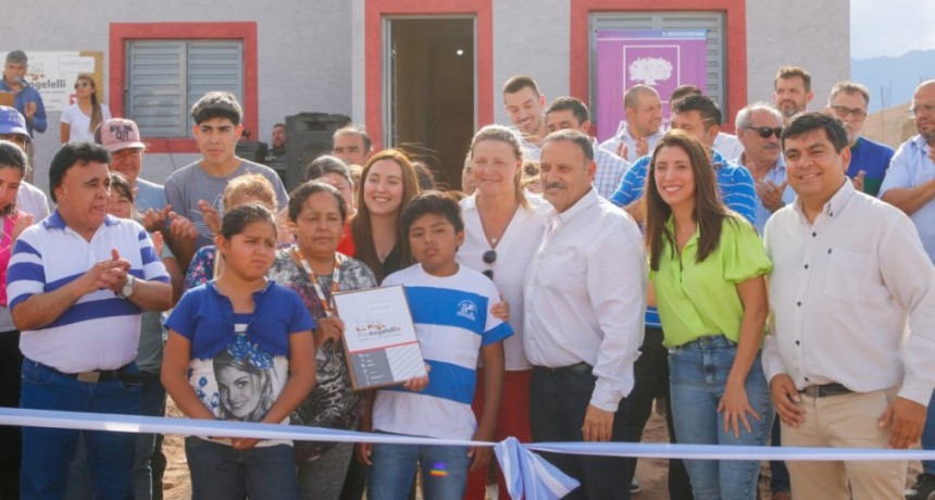   Plan Angelelli: Quintela entregó viviendas en Aimogasta