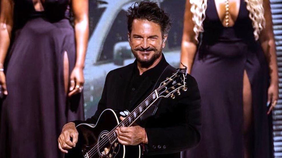 Ricardo Arjona se retira de los escenarios por problemas de salud