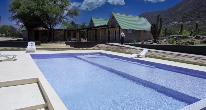 Quintela acompañó la inauguración de un complejo de cabañas en Huaco