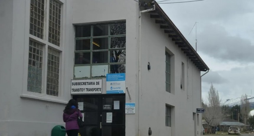 Le quitaron la licencia de conducir por alcoholemia positiva y fue a rendir el curso para recuperarla borracho
