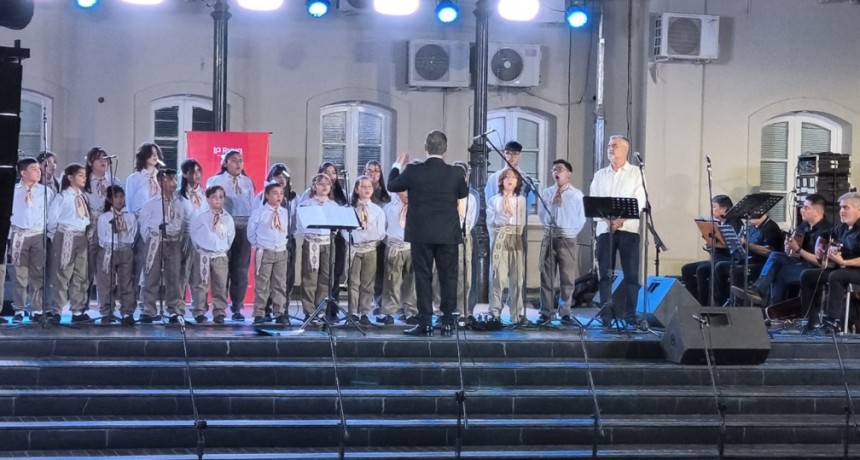 Brillante actuación de los niños cantores reponiendo la 